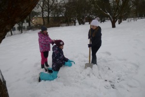Výtvarné sněhové tvoření žáků